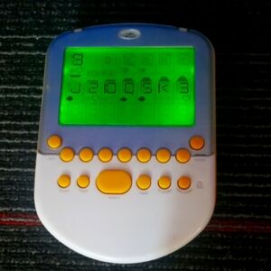 Electronic solitair Handheld Game with Green Screen and Orange Button vintage 08
